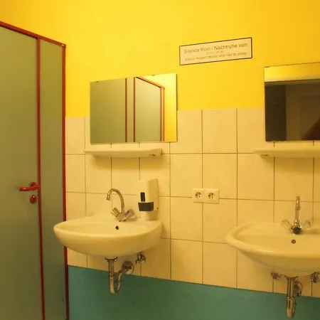 Backpackers - Self Check-in * Düsseldorf