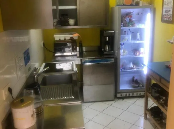 Backpackers - Self Check-in Hostel *